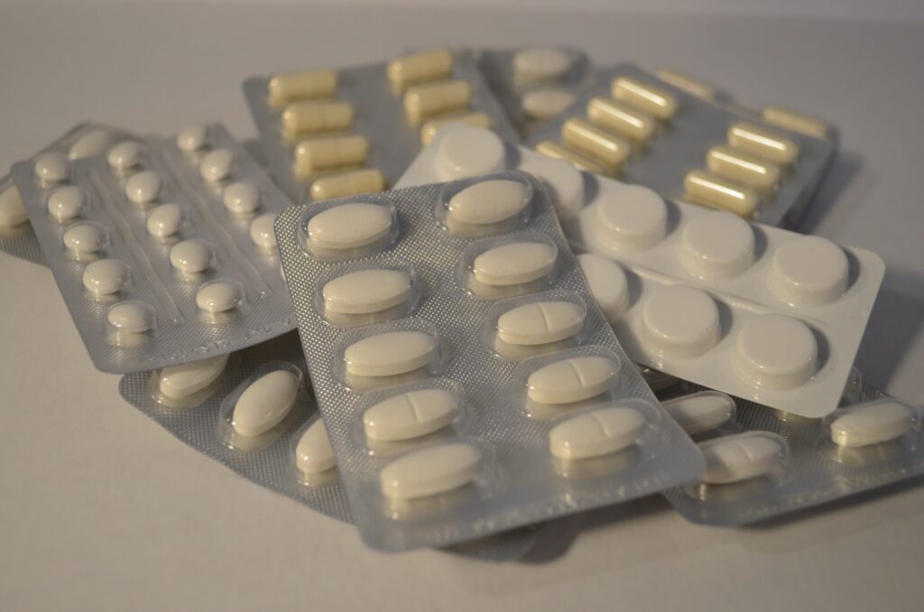 Isolated drugs for cough, pneumonia, bronchitis, antipyretic, antiviral, antibacterial, vitamins and dietary supplements - in blisters in tablets and capsules