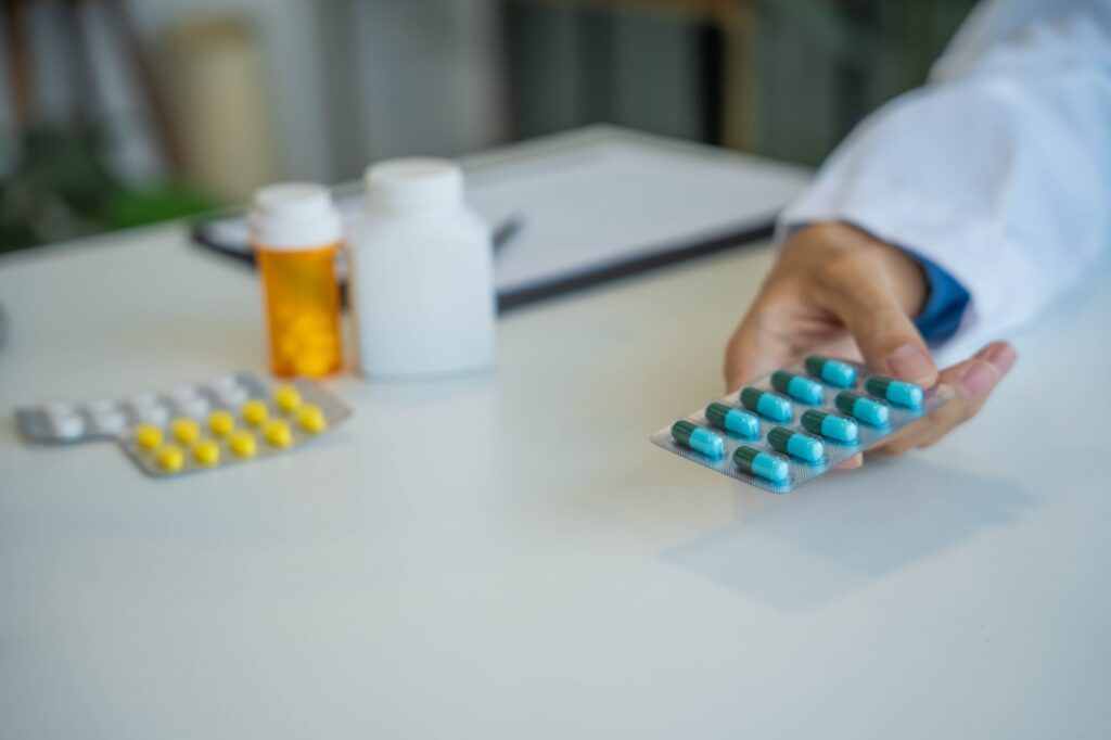 Farmaceuta wręczył pacjentowi opakowanie leku